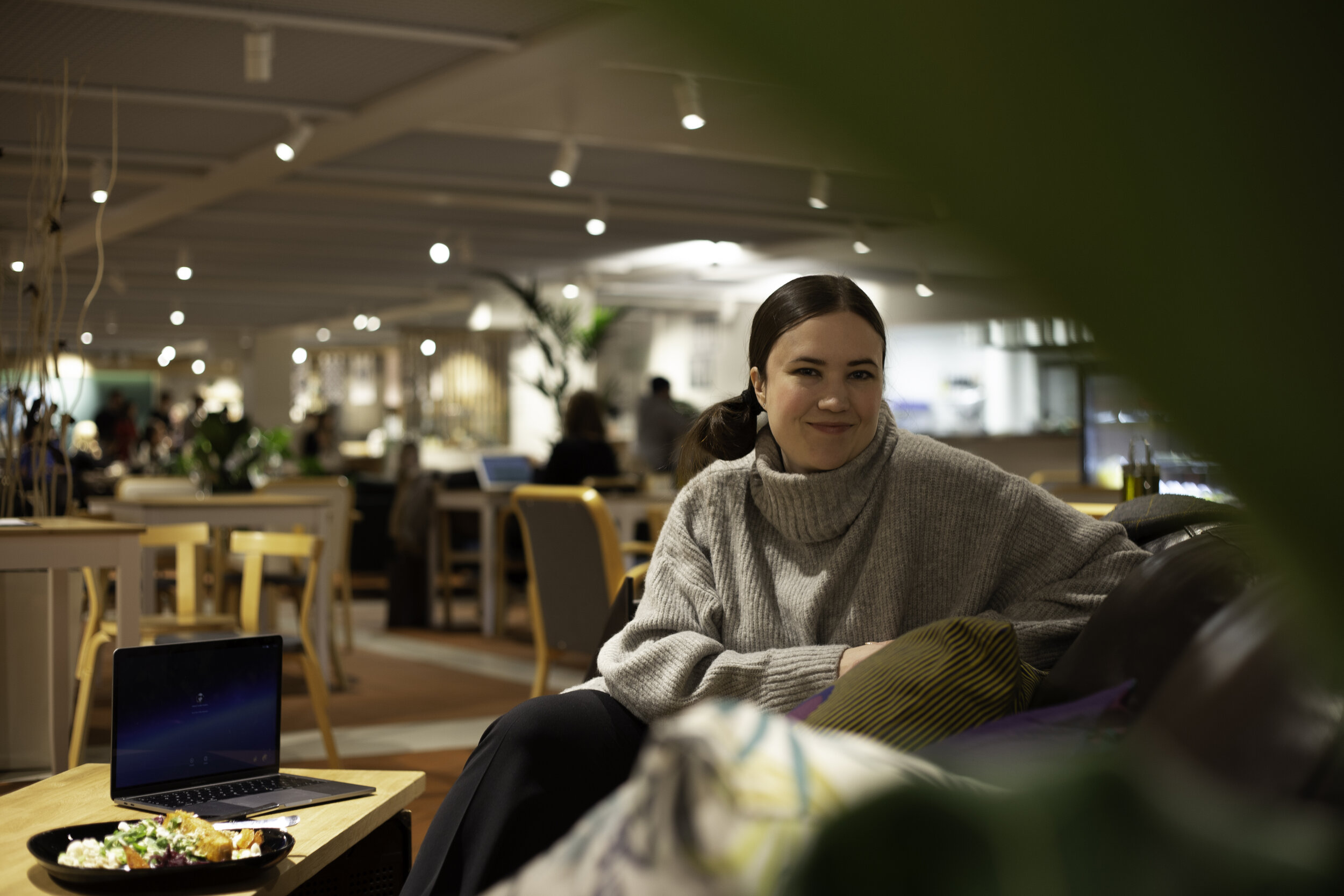 Prönö founder Helene Auramo sitting in a cfe